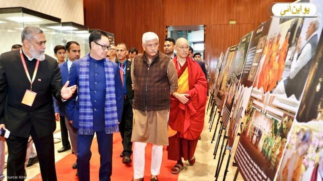 Tham quan khu vực triển lãm bên lề hội nghị Tham quan khu vực triển lãm bên lề hội nghị