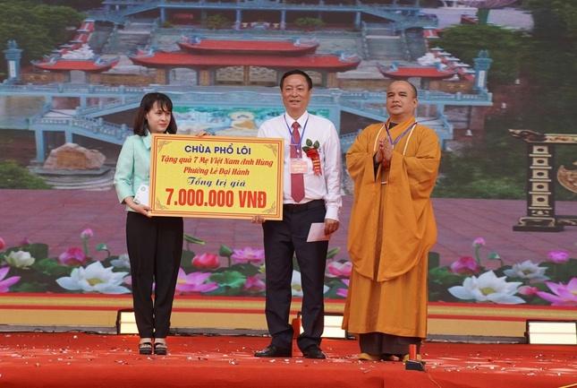 Trao bảng tượng trưng tặng quà đến 7 mẹ Việt Nam anh hùng Trao bảng tượng trưng tặng quà đến 7 mẹ Việt Nam anh hùng