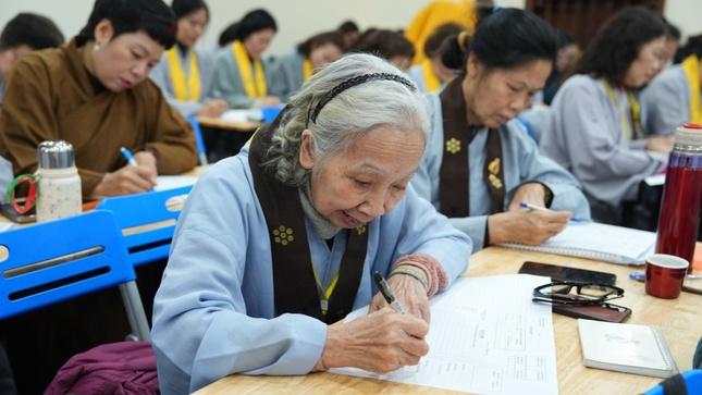 Học viên nghiêm túc làm bài thi Học viên nghiêm túc làm bài thi