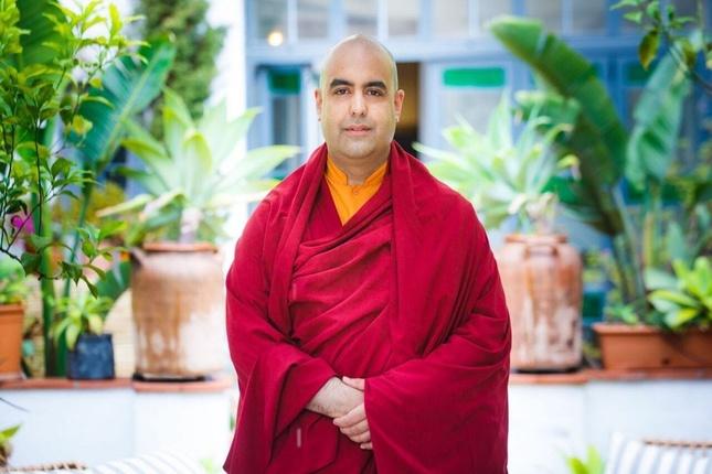 Gelong Thubten sinh năm 1971 tại Cambridge, Anh, có mẹ là nữ diễn viên gốc Ấn nổi tiếng và ba là một người Anh từng làm nhà sư tu một thời gian ngắn ở Thái Lan, học nghệ thuật ở London và trở thành diễn viên điện ảnh ở New York Gelong Thubten sinh năm 1971 tại Cambridge, Anh, có mẹ là nữ diễn viên gốc Ấn nổi tiếng và ba là một người Anh từng làm nhà sư tu một thời gian ngắn ở Thái Lan, học nghệ thuật ở London và trở thành diễn viên điện ảnh ở New York