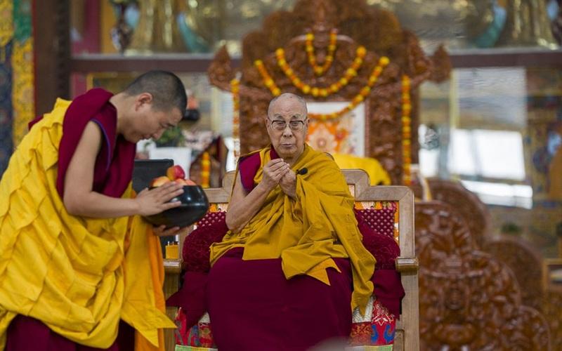 Đức Đạt Lai Lạt Ma chủ trì lễ tấn phong tại Tu viện Drepung Gomang ở Mundgod, Karnataka, Ấn Độ, từ ngày 22 đến 25 tháng 1. Ảnh của Tenzin Choejor. Nguồn: dalailama.com
