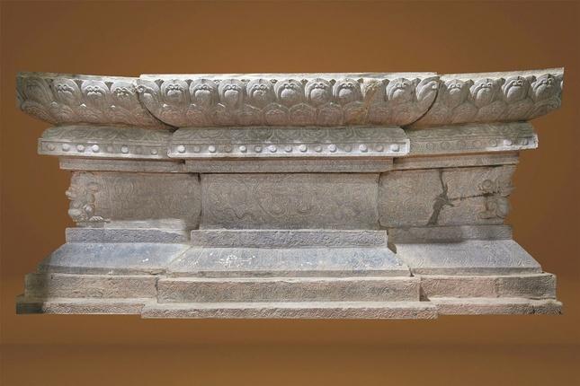 Bàn thờ Phật bằng đá thời Mạc chùa Nhạn Tháp (xã Mễ Sở, tỉnh Hưng Yên)