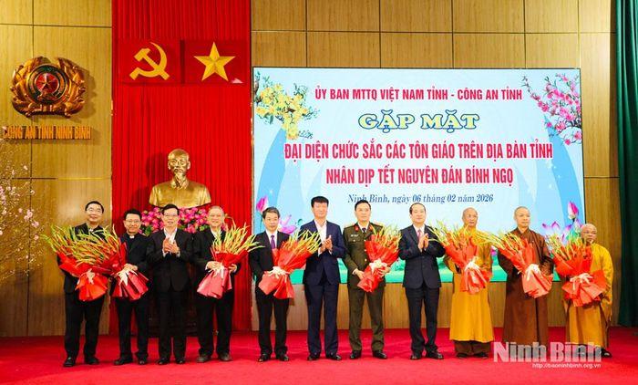 Các đồng chí: Trần Huy Tuấn, Ủy viên Trung ương Đảng, Phó Bí thư Tỉnh ủy, Chủ tịch UBND tỉnh; Triệu Tài Vinh, Phó Trưởng Ban Tuyên giáo và Dân vận Trung ương; Mai Văn Tuất, Phó Bí thư Tỉnh ủy, Chủ tịch Ủy ban MTTQ Việt Nam tỉnh tặng hoa chúc mừng Ủy ban MTTQ Việt Nam tỉnh, Công an tỉnh và đại diện các chức sắc tôn giáo.