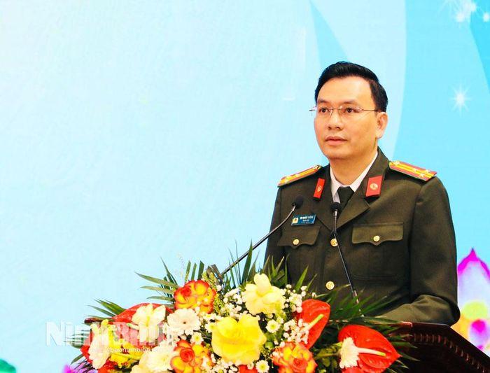 Đồng chí Thượng tá Cù Quốc Thắng, Ủy viên Ban Thường vụ Tỉnh ủy, Giám đốc Công an tỉnh phát biểu chào mừng tại buổi gặp mặt.