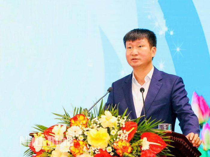 Đồng chí Trần Huy Tuấn, Ủy viên Trung ương Đảng, Phó Bí thư Tỉnh ủy, Chủ tịch UBND tỉnh phát biểu tại buổi gặp mặt.
