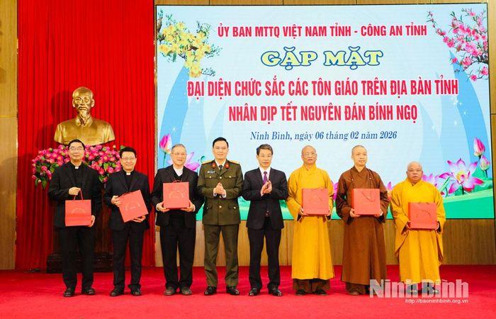 Đồng chí Nguyễn Hoàng Hà, Ủy viên Ban Thường vụ Tỉnh ủy, Phó Chủ tịch Thường trực Ủy ban MTTQ Việt Nam tỉnh và Thượng tá Cù Quốc Thắng, Ủy viên Ban Thường vụ Tỉnh ủy, Giám đốc Công an tỉnh tặng quà chúc mừng đại diện các chức sắc tôn giáo trên địa bàn.