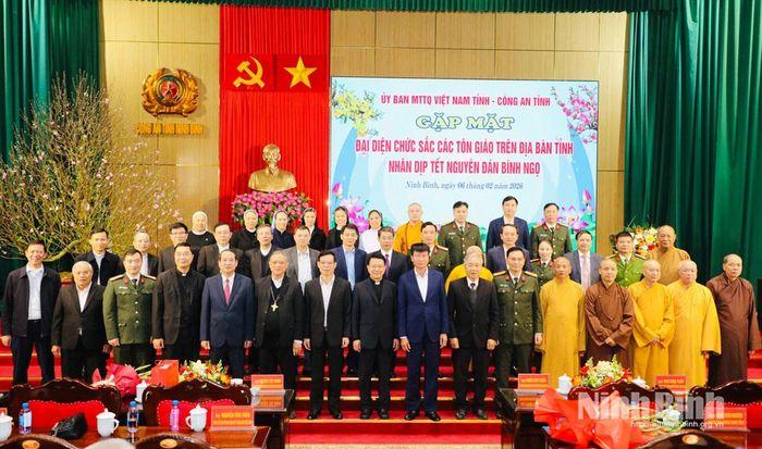 Các đại biểu chụp ảnh lưu niệm.