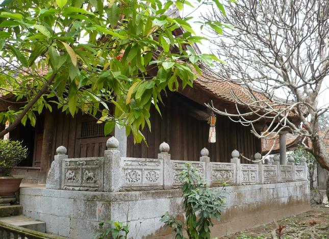 Ngựa chạm khắc trên hành lang đá chùa Bút Tháp