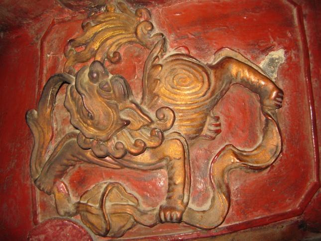 Long mã trên thân tượng Khuyến Thiện ở chùa Thầy