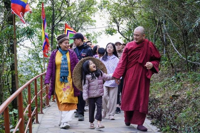 Gia đình nhiều thế hệ chiêm bái Ngọa Vân Gia đình nhiều thế hệ chiêm bái Ngọa Vân