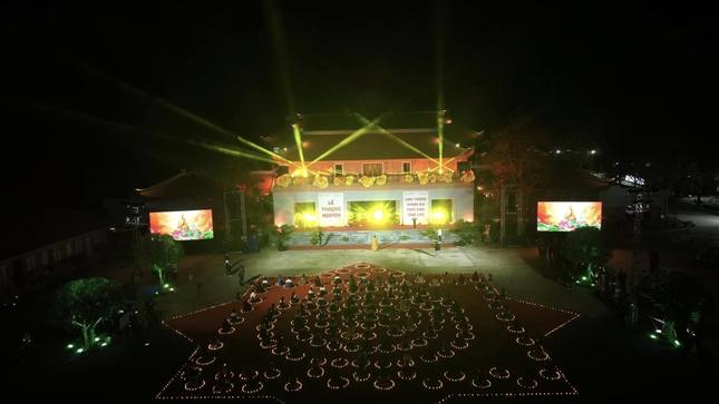 Những ngọn hoa đăng tạo nên đêm thiêng Ngọa Vân Yên Tử Những ngọn hoa đăng tạo nên đêm thiêng Ngọa Vân Yên Tử