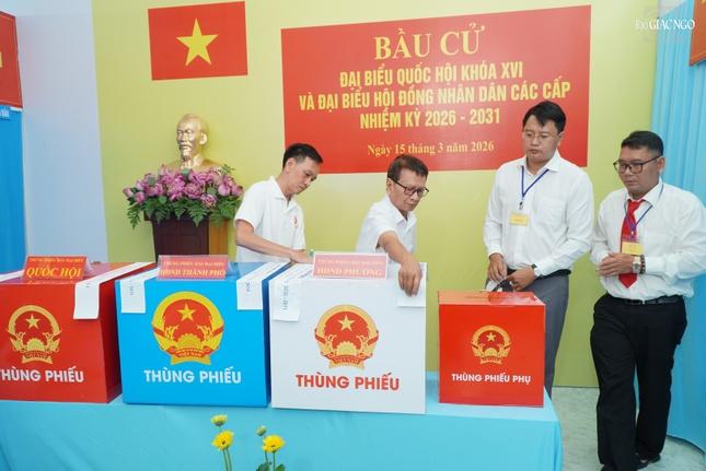 Tổ bầu cử số 1 tiến hành kiểm tra thùng phiếu chính và thùng phiếu phụ trước sự chứng kiến của cử tri, sau đó niêm phong thùng phiếu và chính thức bắt đầu bầu cử Tổ bầu cử số 1 tiến hành kiểm tra thùng phiếu chính và thùng phiếu phụ trước sự chứng kiến của cử tri, sau đó niêm phong thùng phiếu và chính thức bắt đầu bầu cử