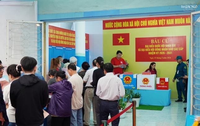 Ngay từ 7 giờ sáng rất đông người dân đi bầu cử Ngay từ 7 giờ sáng rất đông người dân đi bầu cử