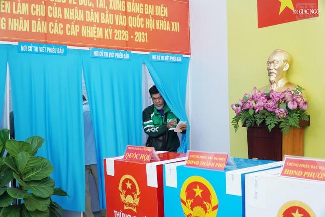 Sau khi viết phiếu bầu cử xong... Sau khi viết phiếu bầu cử xong...