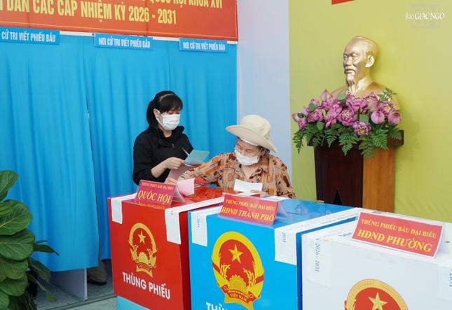 ... cử tri bỏ phiếu vào thùng phiếu ... cử tri bỏ phiếu vào thùng phiếu