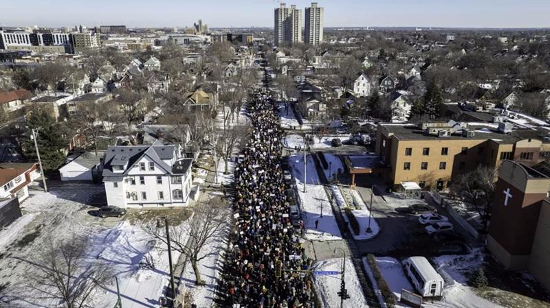 Người biểu tình tuần hành tại Minneapolis, Minnesota vào ngày 1 tháng 2 năm 2026, kêu gọi chấm dứt việc chi tiêu tiền thuế của người dân cho Cơ quan Thực thi Di trú và Hải quan Hoa Kỳ (ICE) và yêu cầu tạm dừng việc trục xuất người thuê nhà. Ảnh của John Moore. Từ cnn.com