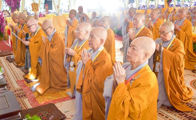 Chư vị Ni trưởng Ban Cố vấn, Chứng minh Phân ban Ni giới T.Ư dâng hương tưởng niệm Chư vị Ni trưởng Ban Cố vấn, Chứng minh Phân ban Ni giới T.Ư dâng hương tưởng niệm