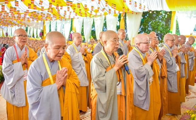 Ni trưởng Thích nữ Nhật Khương hướng dẫn đại chúng tụng Tứ hoằng thệ nguyện Ni trưởng Thích nữ Nhật Khương hướng dẫn đại chúng tụng Tứ hoằng thệ nguyện