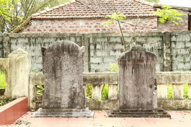 Hai văn bia được lưu giữ Hai văn bia được lưu giữ