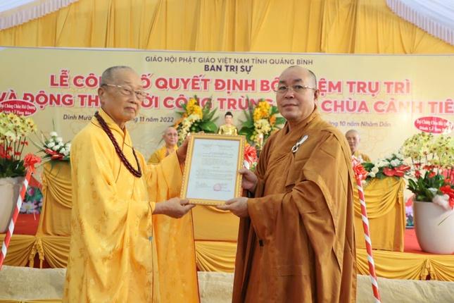 Hòa thượng Thích Tánh Nhiếp trao quyết định bổ nhiệm trụ trì đến Thượng tọa Thích Đạt Đức Hòa thượng Thích Tánh Nhiếp trao quyết định bổ nhiệm trụ trì đến Thượng tọa Thích Đạt Đức