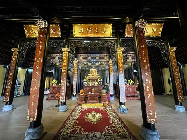 Bên trong chánh điện Bên trong chánh điện