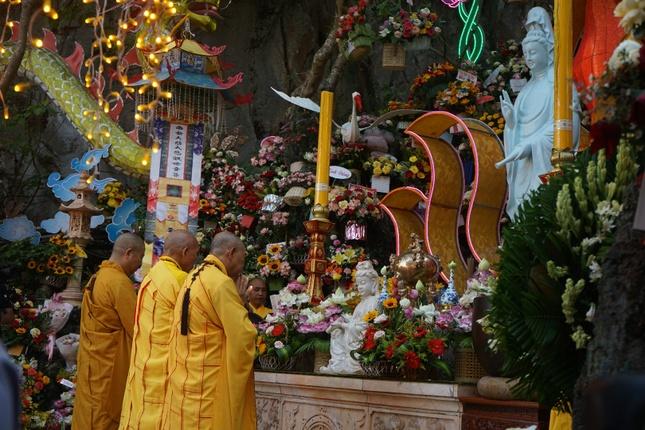 Hướng về Thánh tượng Bồ-tát Quán Thế Âm Hướng về Thánh tượng Bồ-tát Quán Thế Âm