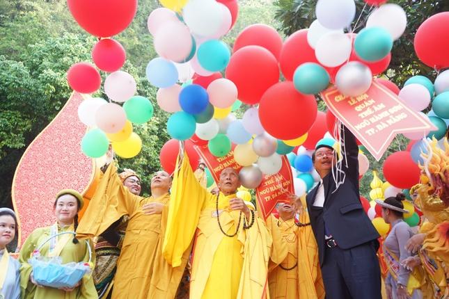 Thả bóng bay mang theo ước vọng thế giới hòa bình, chúng sanh an lạc Thả bóng bay mang theo ước vọng thế giới hòa bình, chúng sanh an lạc