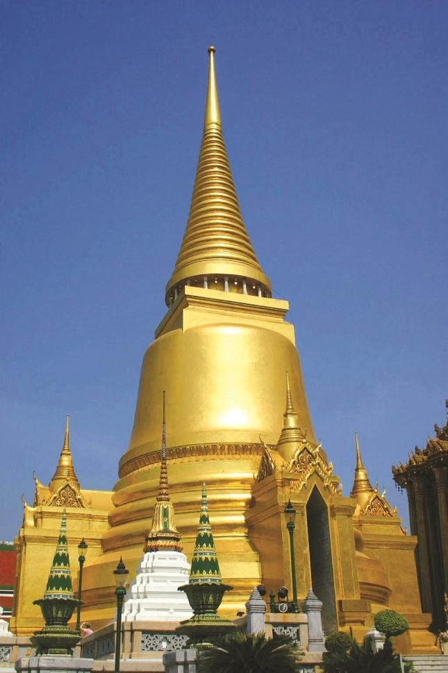 Chóp tháp đặc trưng của Phra Si Ratana Chedi trong khuôn viên chùa Phật Ngọc, Thái Lan Chóp tháp đặc trưng của Phra Si Ratana Chedi trong khuôn viên chùa Phật Ngọc, Thái Lan