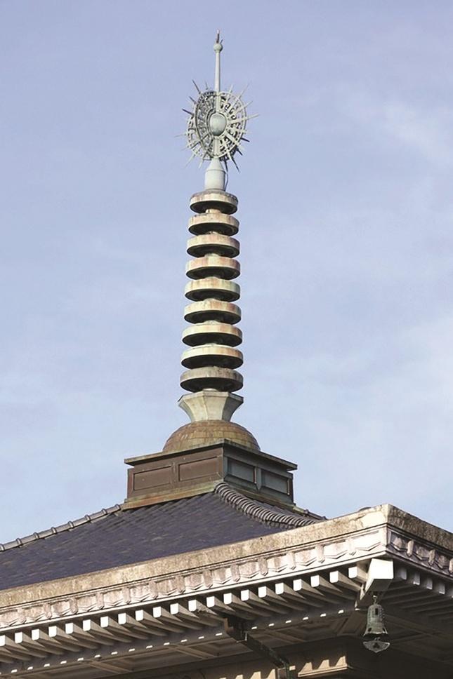 Sōrin với một số biến tấu đặt trên chóp mái nhà ga Nara - minh chứng cho việc ứng dụng văn hóa truyền thống trong kiến trúc hiện đại Sōrin với một số biến tấu đặt trên chóp mái nhà ga Nara - minh chứng cho việc ứng dụng văn hóa truyền thống trong kiến trúc hiện đại