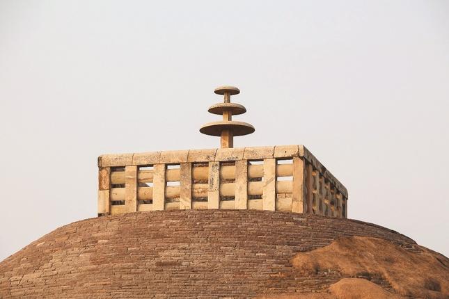 Phần chân đế hình vuông và các đĩa tròn đặt trên đỉnh đại tháp Sanchi, Ấn Độ Phần chân đế hình vuông và các đĩa tròn đặt trên đỉnh đại tháp Sanchi, Ấn Độ