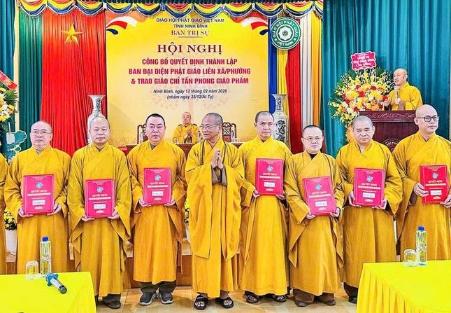 Trao quyết định thành lập 23 Ban Đại diện Phật giáo liên phường, xã Trao quyết định thành lập 23 Ban Đại diện Phật giáo liên phường, xã