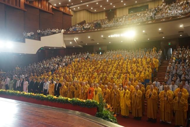 Đại biểu thực hiện nghi thức niệm Phật cầu gia hộ, chào Quốc kỳ, Đạo kỳ Đại biểu thực hiện nghi thức niệm Phật cầu gia hộ, chào Quốc kỳ, Đạo kỳ