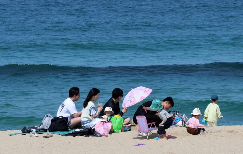 Một gia đình dành thời gian trên bãi biển ở Gangwon vào ngày 13 tháng 4. [YONHAP]