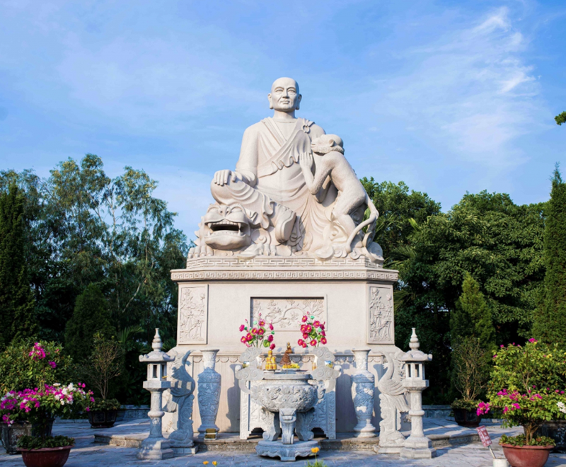 Tượng Thiền sư Vạn Hạnh trên núi Tiêu được đặt hướng về kinh thành Thăng Long. Ảnh: bacninhtv.vn