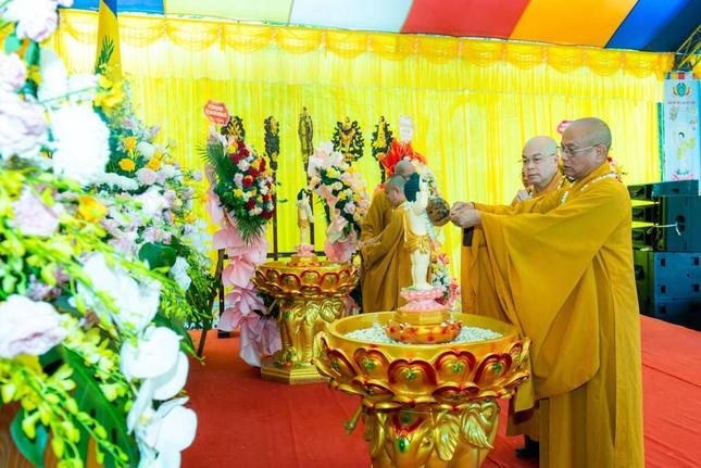 Chư tôn đức thực hiện nghi thức Tắm Phật tại chùa Kỳ Lân, xã Đại Hoàng Chư tôn đức thực hiện nghi thức Tắm Phật tại chùa Kỳ Lân, xã Đại Hoàng