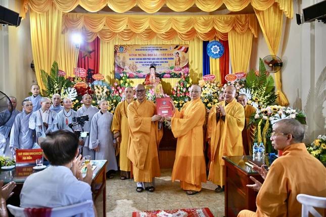 Hòa thượng Thích Thanh Lương trao quyết định chuẩn y nhân sự đến Ban Đại diện Phật giáo liên xã Xuân Trường Hòa thượng Thích Thanh Lương trao quyết định chuẩn y nhân sự đến Ban Đại diện Phật giáo liên xã Xuân Trường