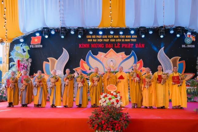 Hòa thượng Thích Thanh Thịnh trao quyết định chuẩn y nhân sự và tặng hoa chúc mừng đến Ban Đại diện Phật giáo liên xã Nam Trực Hòa thượng Thích Thanh Thịnh trao quyết định chuẩn y nhân sự và tặng hoa chúc mừng đến Ban Đại diện Phật giáo liên xã Nam Trực