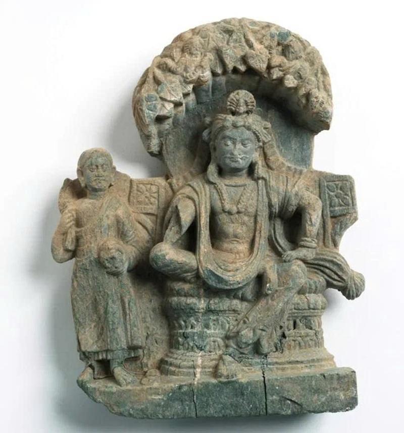 Tấm phù điêu khắc đá hơn 1.600 năm tuổi họa hình Thái tử Siddhartha Gautama và một tăng sĩ, mới được phát hiện tại cổ thành Mes Aynak, Afghanistan. Nguồn ảnh: Jaroslav Poncar