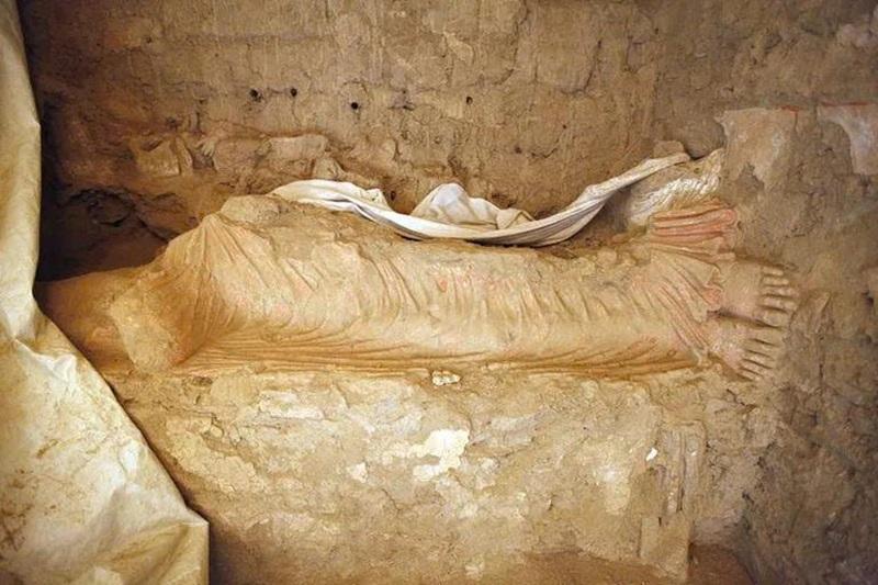 Tượng Phật nhập Niết-bàn tại tu viện Tepe Kafiriat (Afghanistan), nổi bật với hai bàn chân còn nguyên vẹn, minh chứng cho nghệ thuật điêu khắc cổ đại đặc sắc. Ảnh: Đại sứ quán Mỹ tại Kabul.
