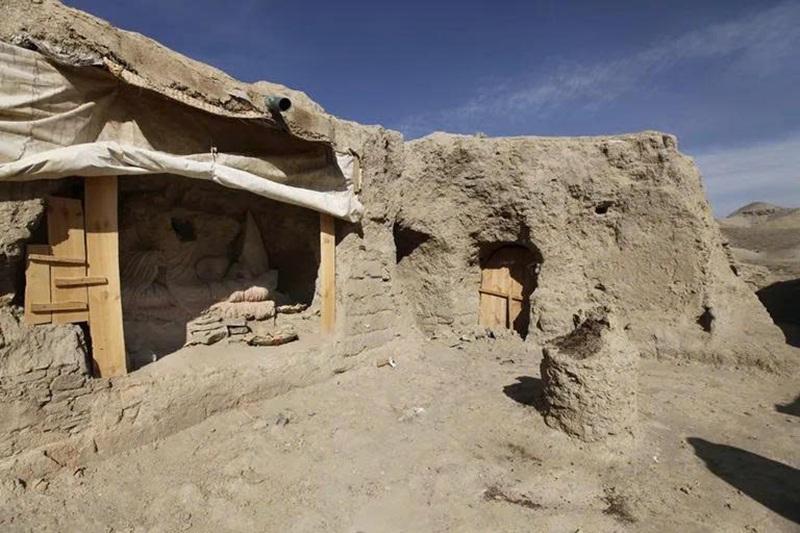 Khu sân trung tâm thuộc phế tích tu viện Kafiriat tại Mes Aynak đang được khảo cổ. Ảnh: Đại sứ quán Mỹ tại Kabul (CC BY-ND 2.0).