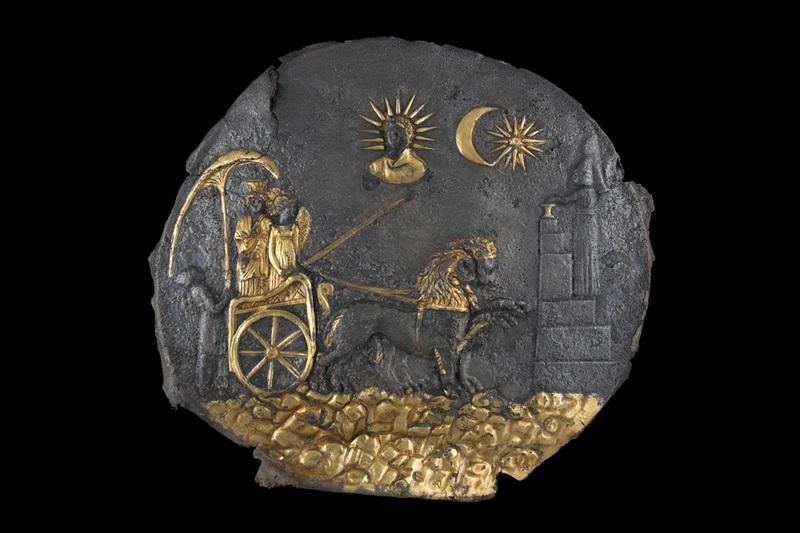 Phù điêu thế kỷ III trước Tây lịch được khai quật tại Ai-Khanoum, mô tả Mẫu thần Cybele trên cỗ xe do nữ thần chiến thắng Nike điều khiển.