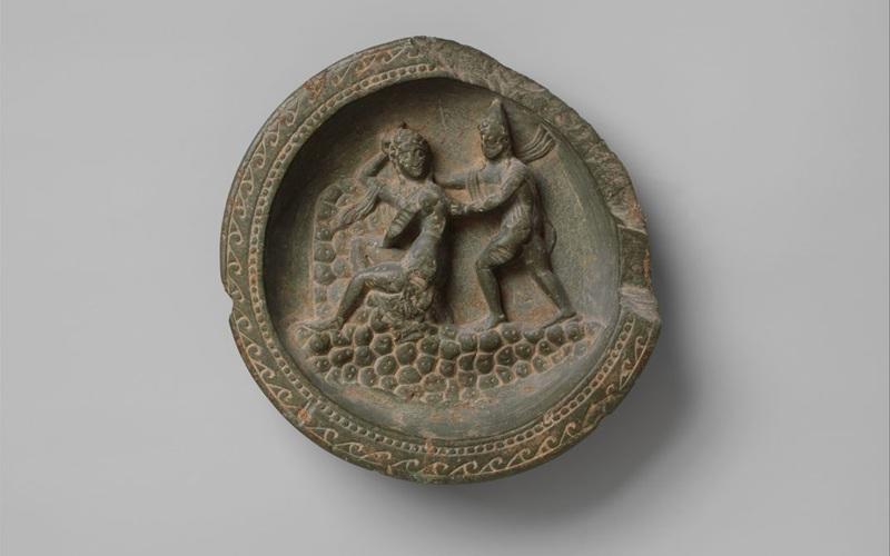 Chiếc đĩa nghệ thuật vùng Gandhara khắc họa huyền thoại Daphne và Apollo trong thần thoại Hy Lạp.