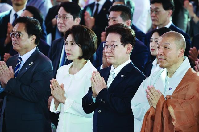 Tổng thống Lee Jae Myung và đệ nhất phu nhân lễ Phật
