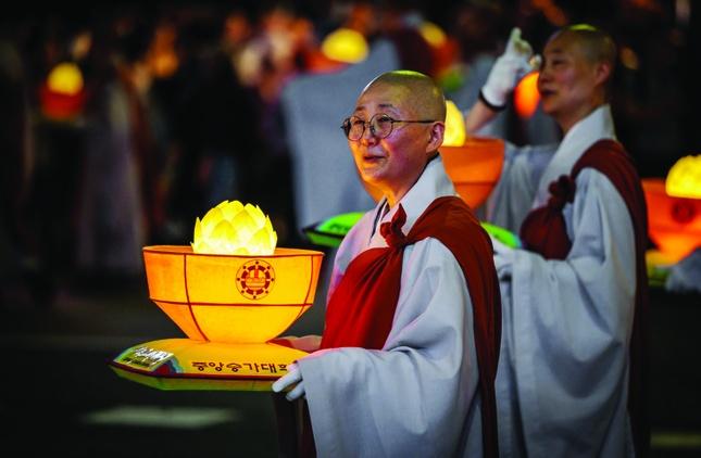 Chư Ni tham gia lễ hội đèn lồng trên đường phố Seoul