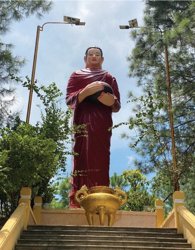 Tượng Đức Thế Tôn khất thực tại chùaThiền Lâm. Ảnh: Hữu Phúc