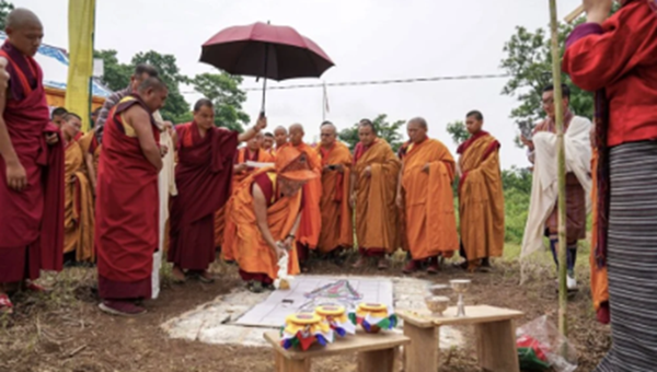 Các vị lopon cấp cao của Zhung Dratshang, cơ quan tu viện trung ương của Bhutan, tiến hành nghi lễ salhang tendrel , hay lễ động thổ, cho 108 tháp chorten vào ngày 16 tháng 6. (Nguồn: dailybhutan.com) Các vị lopon cấp cao của Zhung Dratshang, cơ quan tu viện trung ương của Bhutan, tiến hành nghi lễ salhang tendrel , hay lễ động thổ, cho 108 tháp chorten vào ngày 16 tháng 6. (Nguồn: dailybhutan.com)