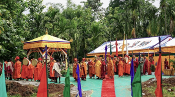 Các vị lopon cấp cao của Zhung Dratshang, cơ quan tu viện trung ương của Bhutan, tiến hành nghi lễ salhang tendrel , hay lễ động thổ, cho 108 tháp chorten vào ngày 16 tháng 6. (Nguồn: dailybhutan.com) Các vị lopon cấp cao của Zhung Dratshang, cơ quan tu viện trung ương của Bhutan, tiến hành nghi lễ salhang tendrel , hay lễ động thổ, cho 108 tháp chorten vào ngày 16 tháng 6. (Nguồn: dailybhutan.com)