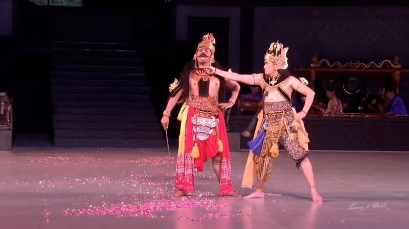 Cảnh Ravana bị đánh bại trong vở múa Ramayana Ballet, đền Prambanan, Yogyakarta, Indonesia. (Ảnh: Benoy K. Behl)