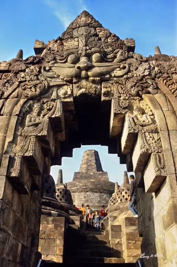 Cổng Kala gần đỉnh đại bảo tháp Borobudur (thế kỷ VIII-IX). Theo biểu tượng học Phật giáo Java, bước qua cổng Kala là vượt khỏi “thời gian”, tiến gần đến chân lý tối hậu - Arūpa (vô sắc, vượt ngoài mọi hình tướng). (Ảnh: Benoy K. Behl)