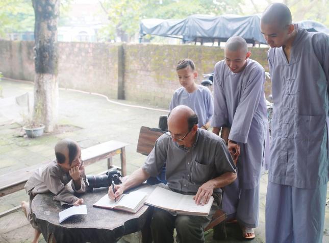 Nicolas Cornet với các chú tiểu ở chùa Diệu Đế; ảnh do Quốc Anh - một học viên của ông chụp ở Huế năm 2017 Nicolas Cornet với các chú tiểu ở chùa Diệu Đế; ảnh do Quốc Anh - một học viên của ông chụp ở Huế năm 2017